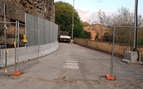 Riapre via dell’Isola Farnese dopo i lavori di messa in sicurezza, l’ordinanza del Sindaco