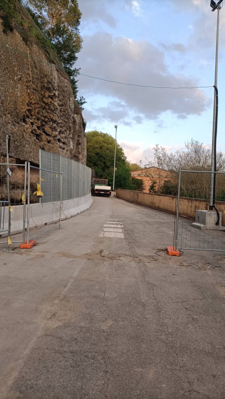 Riapre via dell’Isola Farnese dopo i lavori di messa in sicurezza, l’ordinanza del Sindaco