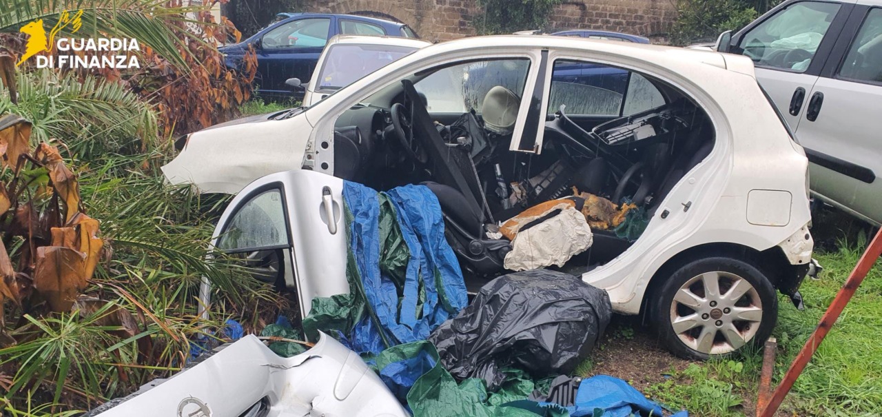 Scoperte discariche abusive di auto a Ostia Antica: intervento delle forze dell’ordine