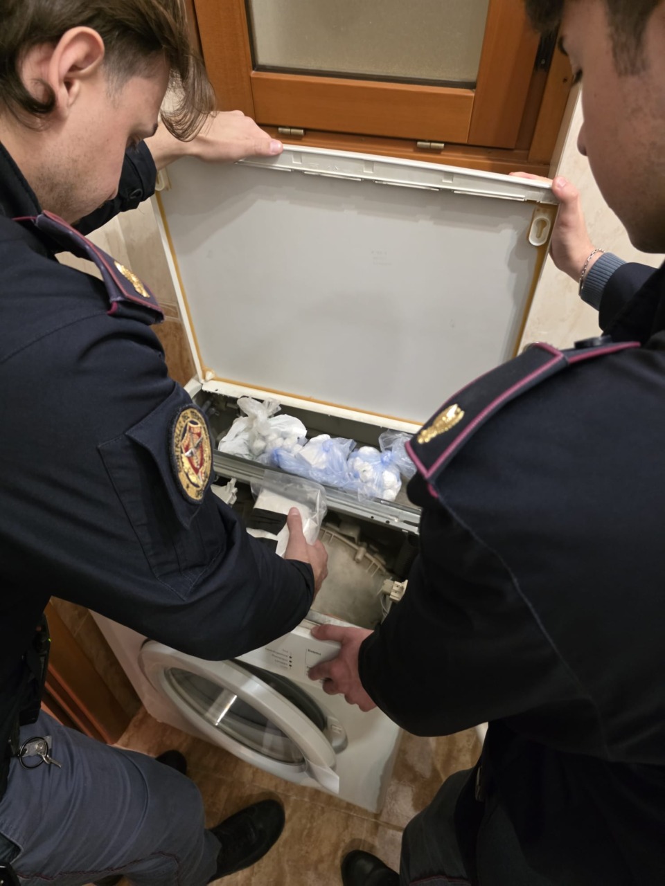 Scoperto un chilo di cocaina nascosto in una lavatrice