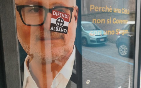 Sede del Pd imbrattata da adesivi neofascisti: la denuncia del partito