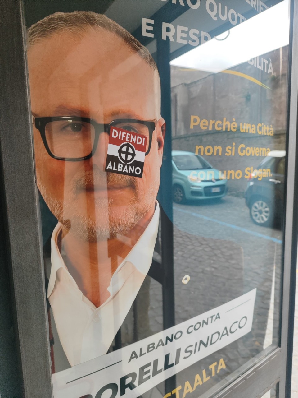 Sede del Pd imbrattata da adesivi neofascisti: la denuncia del partito