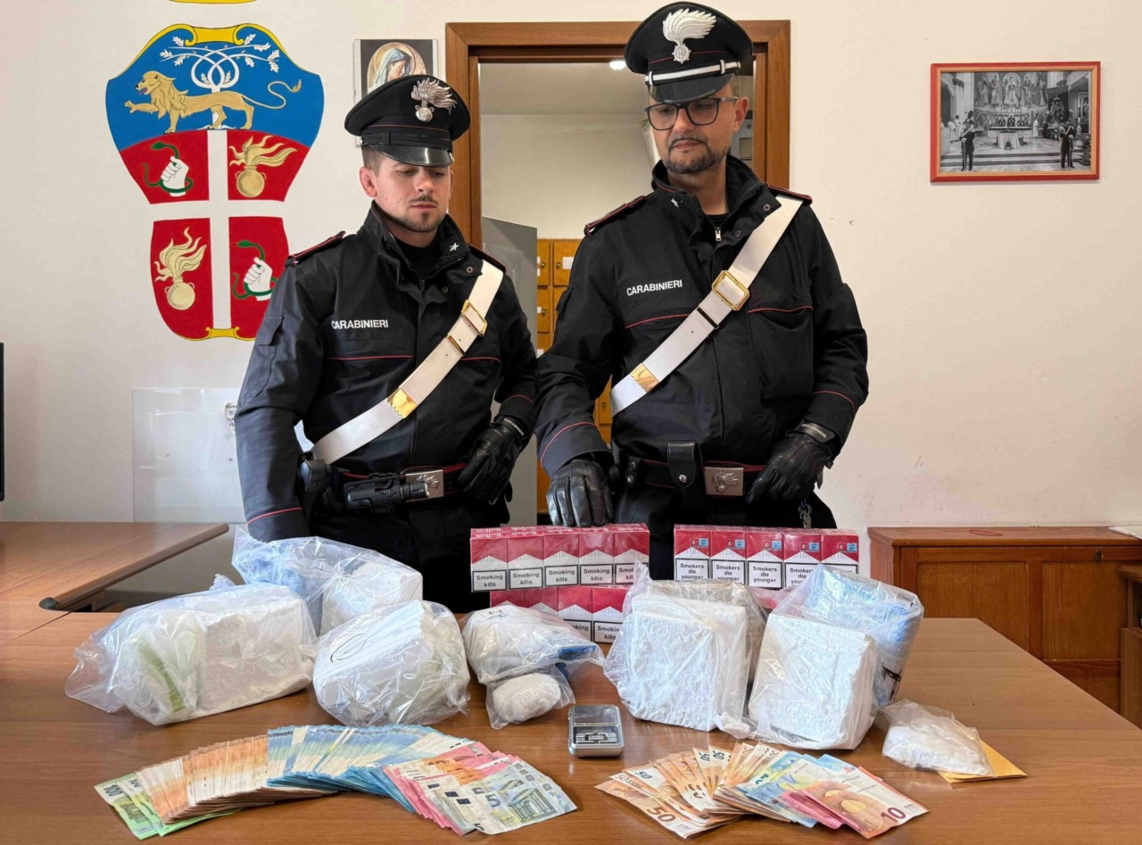 Sei chili di cocaina trovati in un bar e a casa di un 35enne