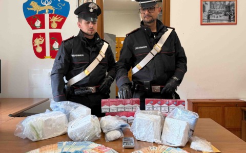 Sei chili di cocaina trovati in un bar e a casa di un 35enne