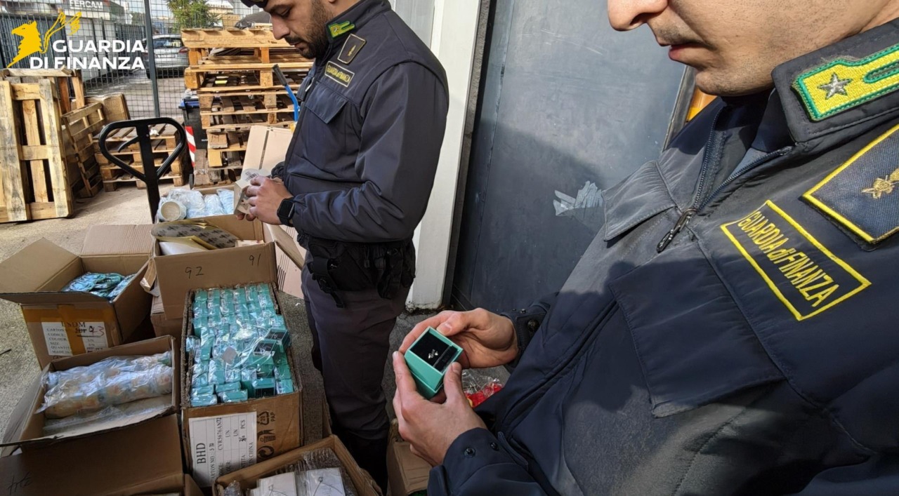 Sequestrati a Termini oltre 9.000 articoli di bigiotteria insicuri e monili contraffatti