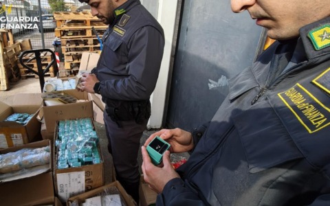Sequestrati a Termini oltre 9.000 articoli di bigiotteria insicuri e monili contraffatti