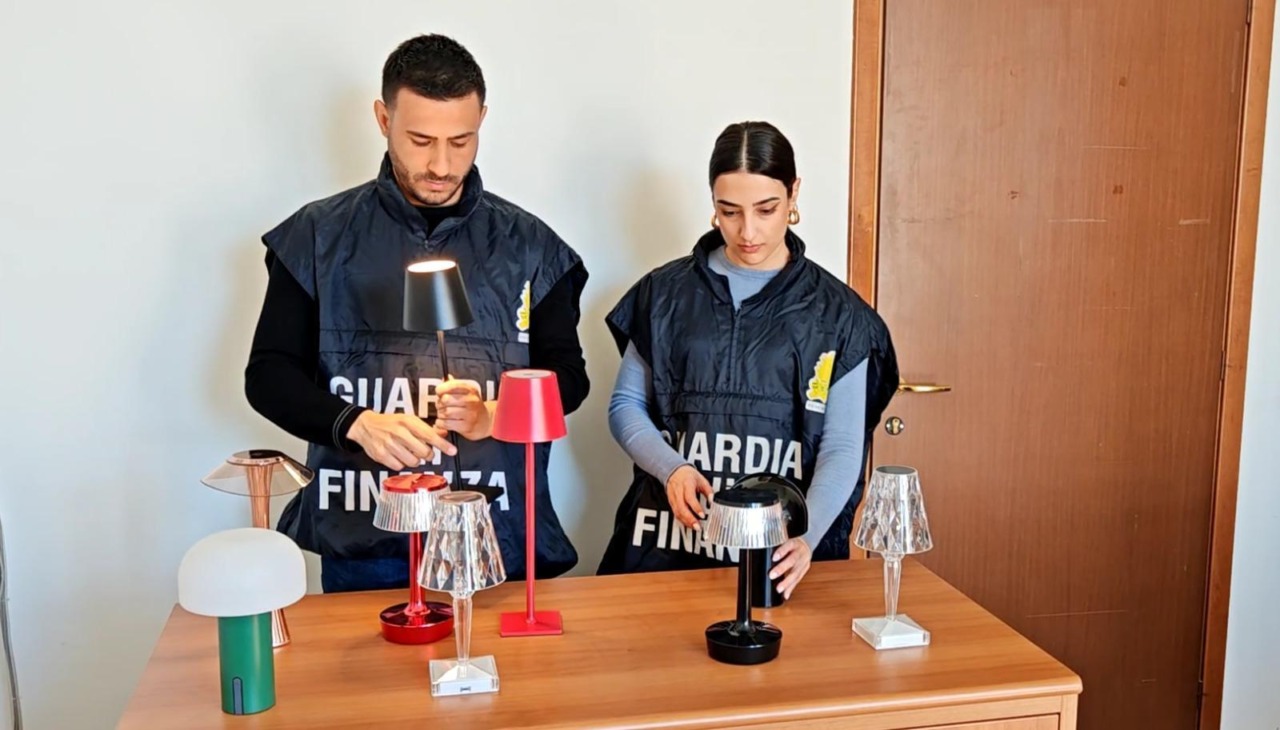Sequestri di complementi d’arredo contraffatti e denunce