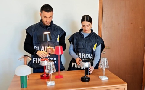 Sequestri di complementi d’arredo contraffatti e denunce