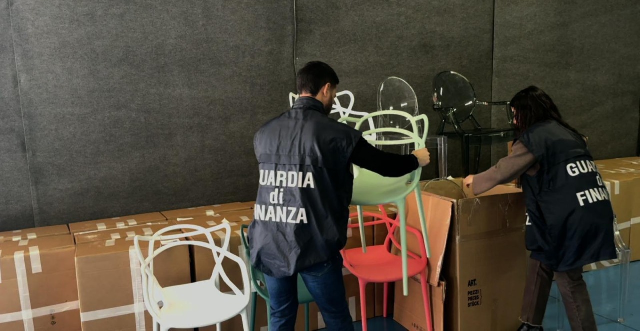 Sequestri e arresti per complementi d’arredo falsificati