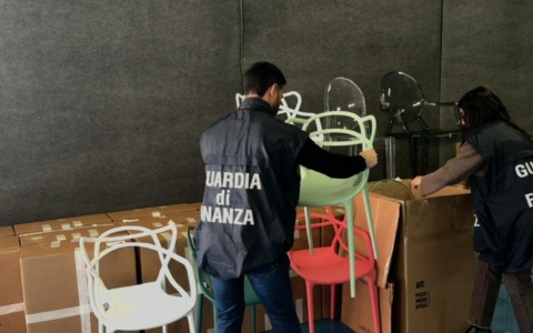 Sequestri e arresti per complementi d’arredo falsificati