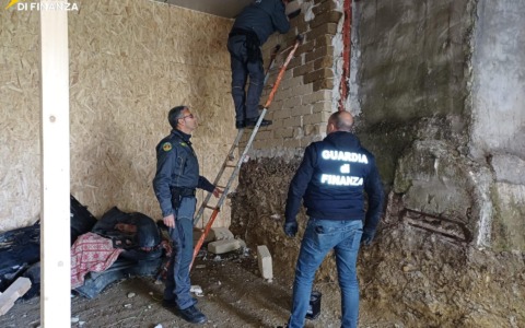 Smantellata rete di spaccio di droghe sintetiche a Roma