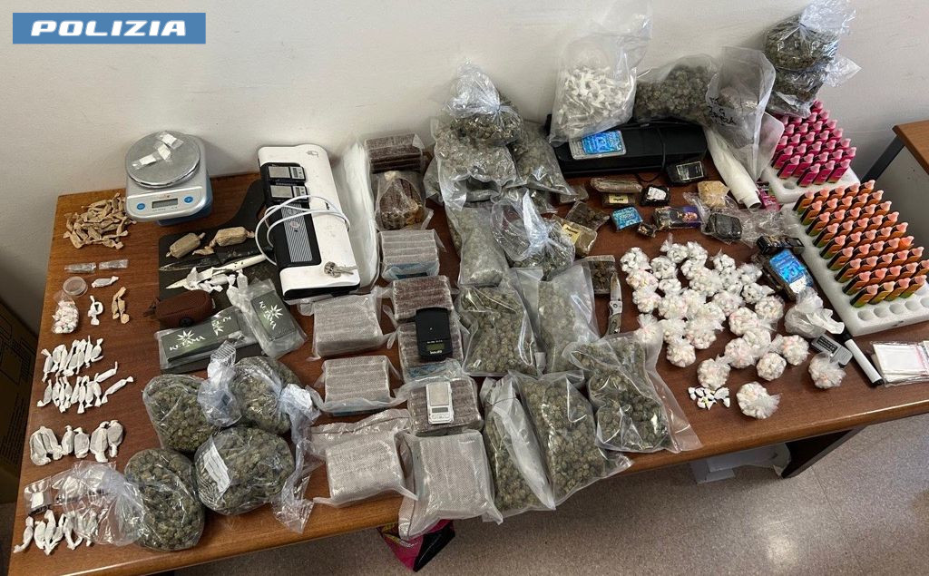 Smantellato un giro di spaccio: 12 chili di hashish e cocaina sequestrati