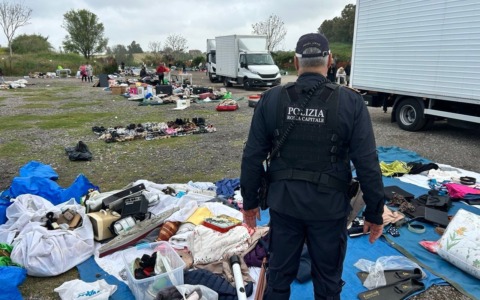 Smantellato un vasto mercato abusivo in via Portuense