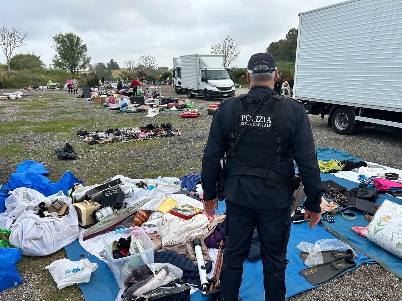 Smantellato un vasto mercato abusivo in via Portuense