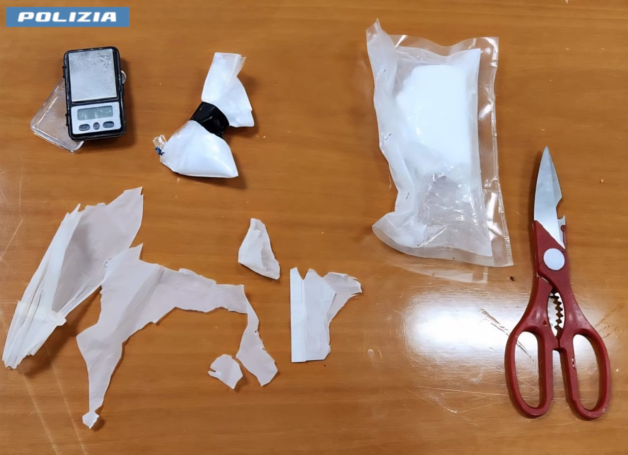 Spaccio di droga al chiuso e consegne rapide tra chat e strade