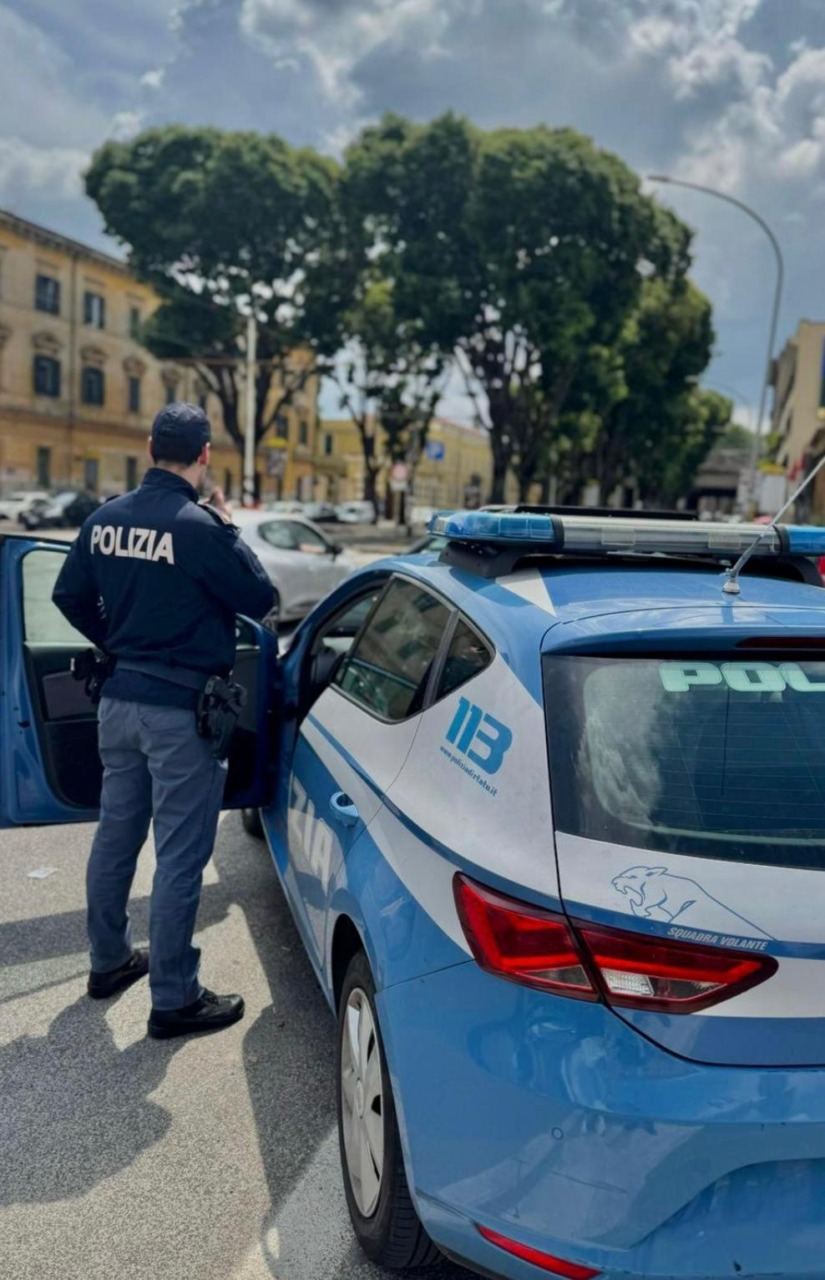 Studentessa di 23 anni trovata morta nell’androne del palazzo: non era più iscritta