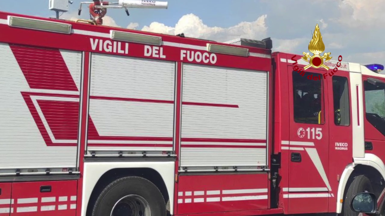 Un capannone in fiamme a Piana del Sole