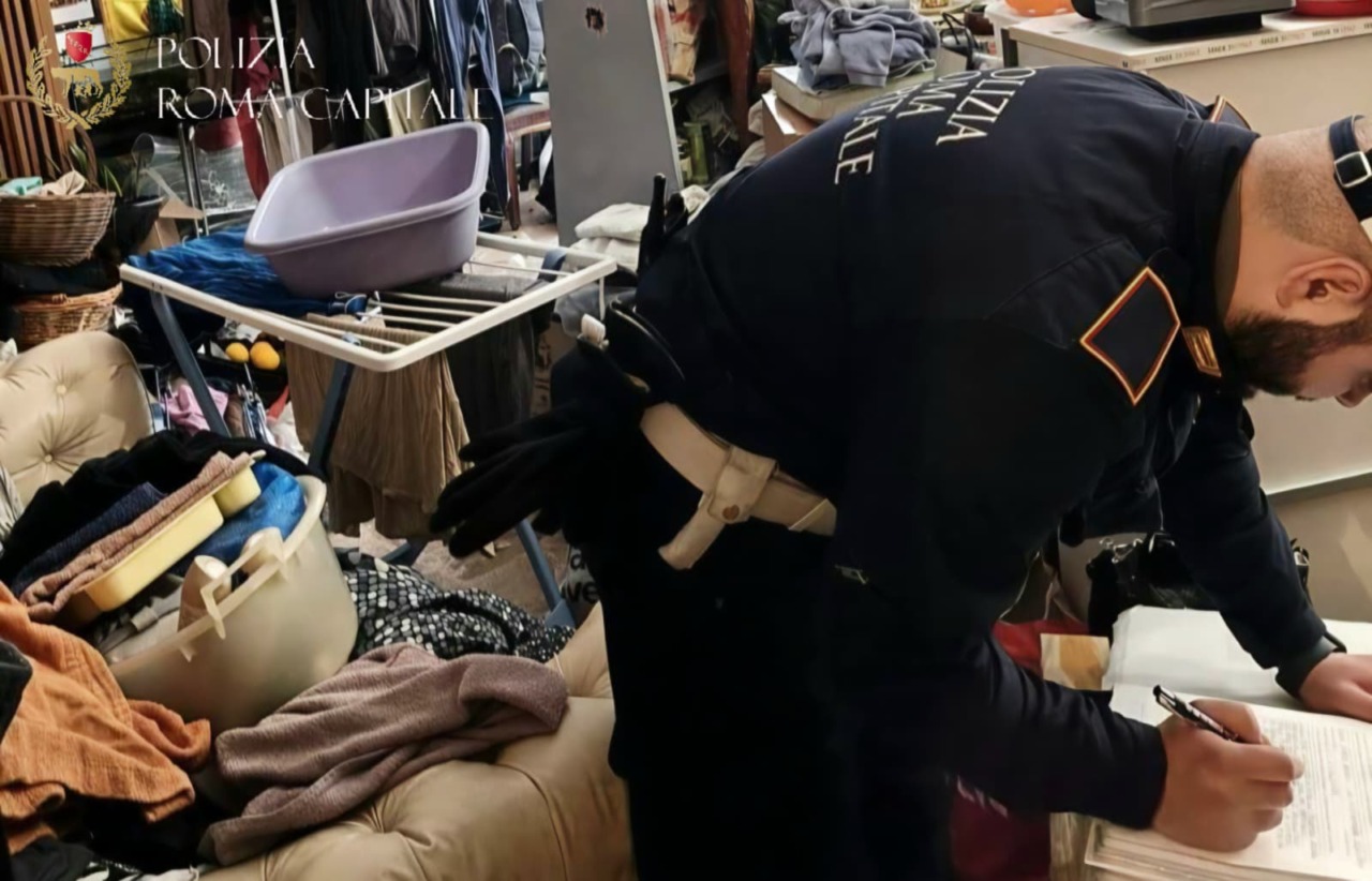 Un neonato di 15 giorni ritrovato tra rifiuti e droga: arrestato il compagno della madre