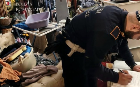 Un neonato di 15 giorni ritrovato tra rifiuti e droga: arrestato il compagno della madre