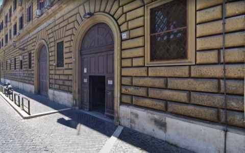 Uomo cerca di forzare la porta dell’ex compagna con i figli presenti, arrestato