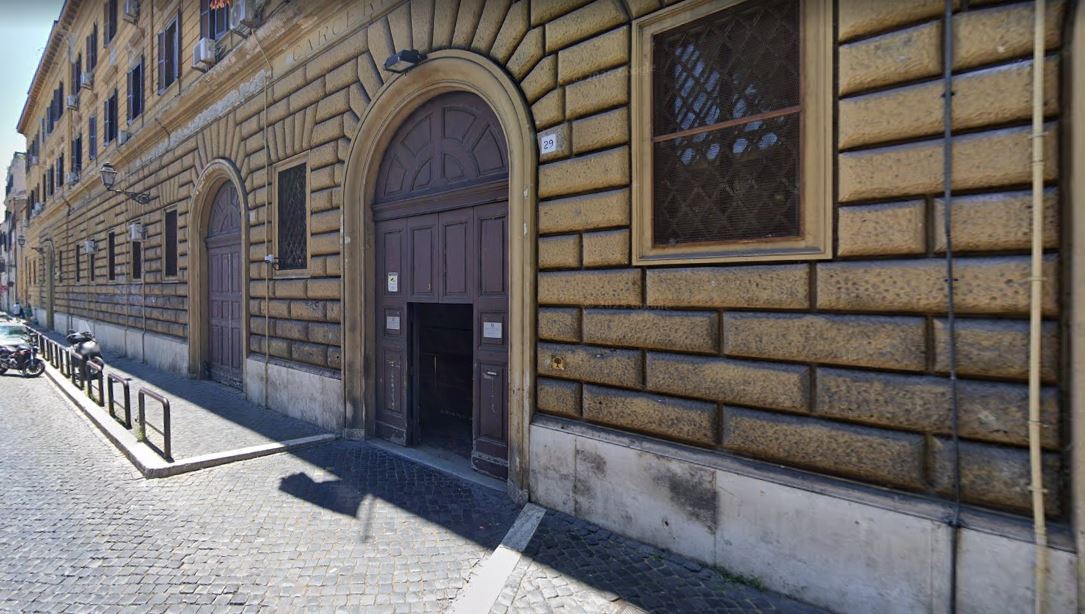 Uomo cerca di forzare la porta dell’ex compagna con i figli presenti, arrestato