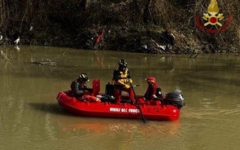 Uomo si lancia da Ponte Marconi, salvato dai sommozzatori e trasportato in ospedale